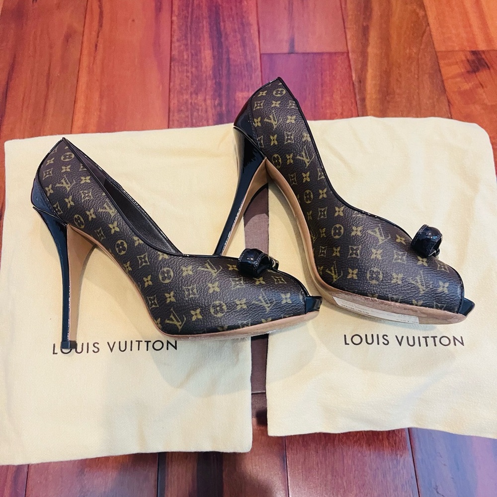 Louis Vuitton Monogram Black and Gold Heels